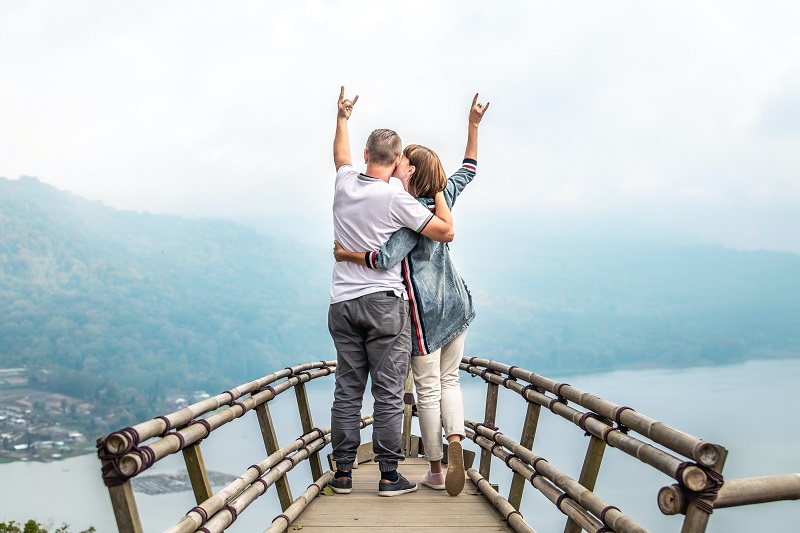 How Will CBD Oil Affect Me Couple Standing Together Looking Over a Cliff
