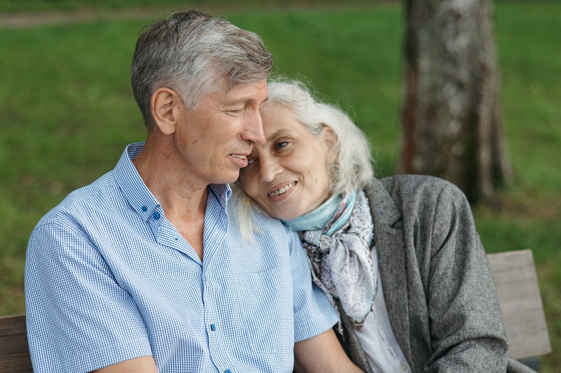 How to Use CBD for Inflammation Older Couple Sitting on a Bench in a Park